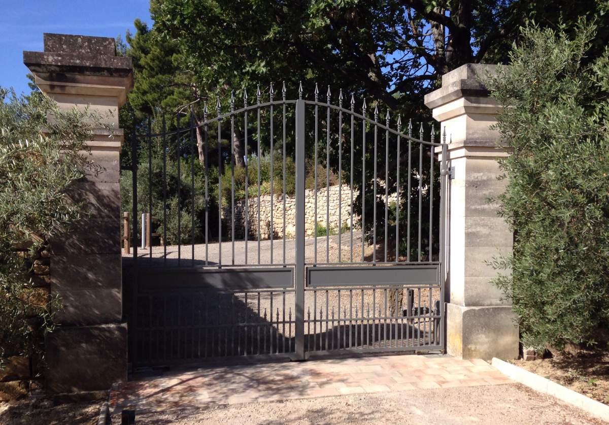 Réalisation d'un portail avec piliers et mur en pierres à Salon de Provence -Vue intérieure